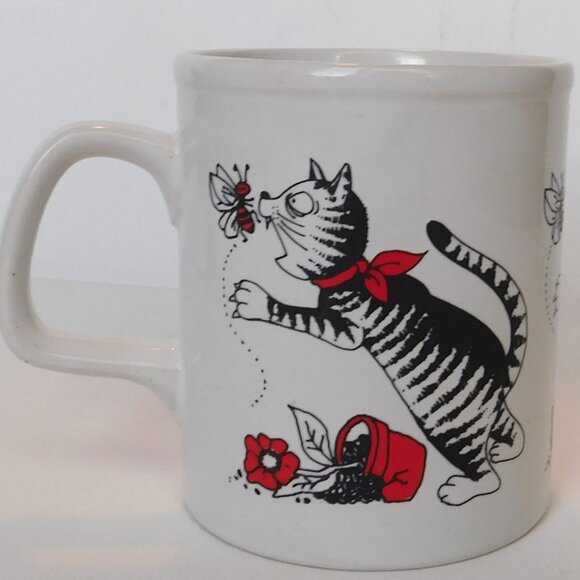 Collectible Cat Coffee Mug - Cat chasing butterfly vintage Japan - Picture 2 of 5